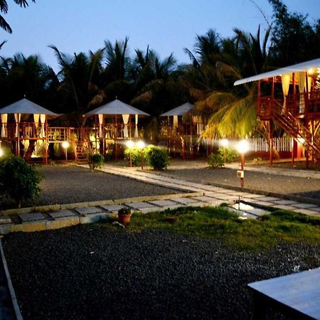 Oyo 81018 Moonlight Farm Stays Solapur Eksteriør billede
